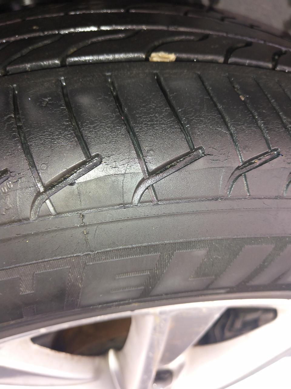 途观-请问我的车3年了，才跑一万公里需要更换轮胎吗，轮胎上有裂痕，可以上高速吗，