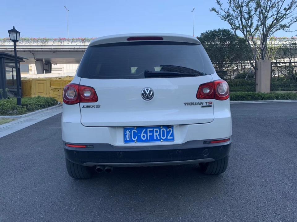 请问各位大神，这是途观吗？是哪款呢？懂车帝怎么找不到这款的配置？现在这个是13年的二手车子9万多点能下手吗？这款的变速箱是哪种？