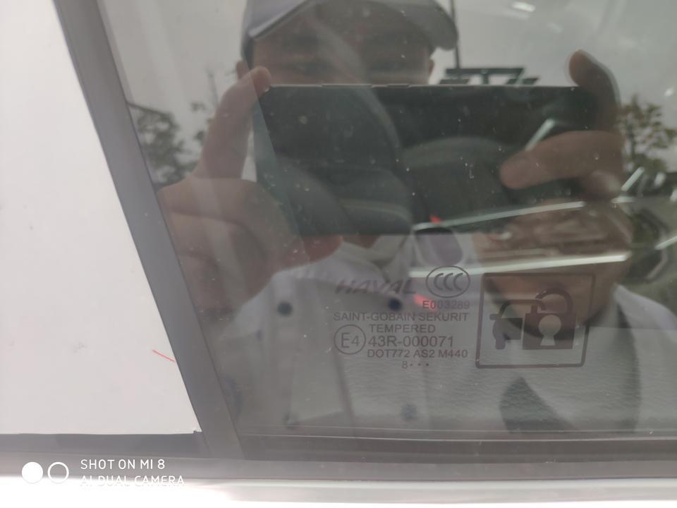 哈弗h7-新车轮胎与出厂时间相差太久玻璃也不一致主驾驶前后当风玻璃一样副驾驶前后挡风玻璃不一样一个是8后面三个点一个是八后面一个点轮胎有一个找不到出厂日期我是不是买到试撞车了？