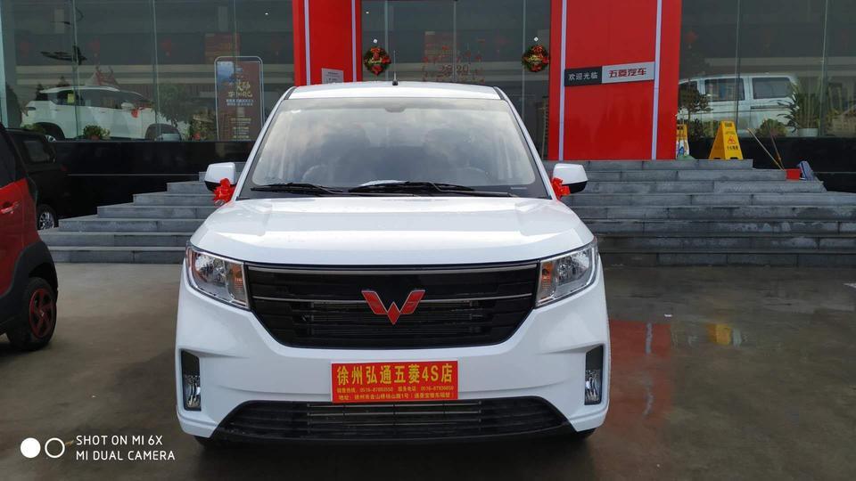 五菱宏光plus-刚购入3天 中配 说说用车感受  个人感觉外形大气像SUV  1.5T动力不错  只要舍得给油不会觉得肉 空间大  中控内饰值得吐槽基本无亮点 除了可以连接手机呈现倒车影像  油耗有点高 不知道磨合首保之后油耗会不会降下来