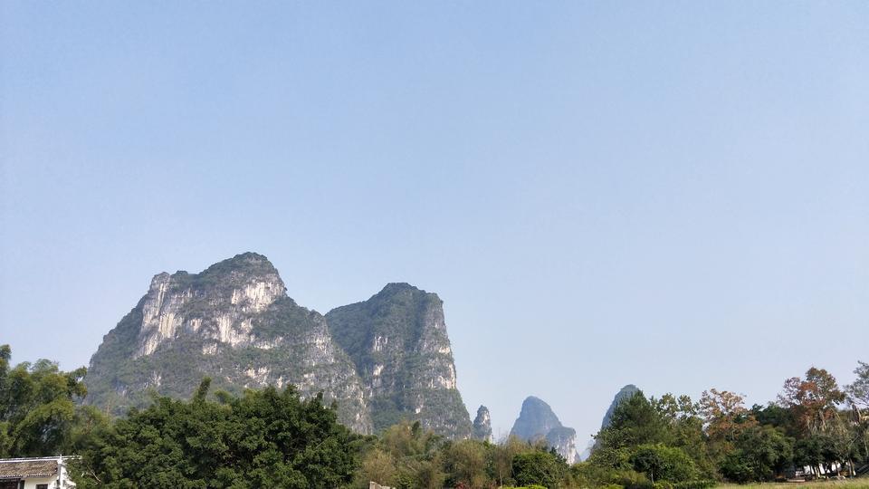 起亚k3-K3车友们，  你们的车过一点小坑洼路，或者是高低不平的小坎的时候减震效果咋样，我怎么感觉我的车好像是撞上去的一样，腾腾两下！ 是不是我减震要换
