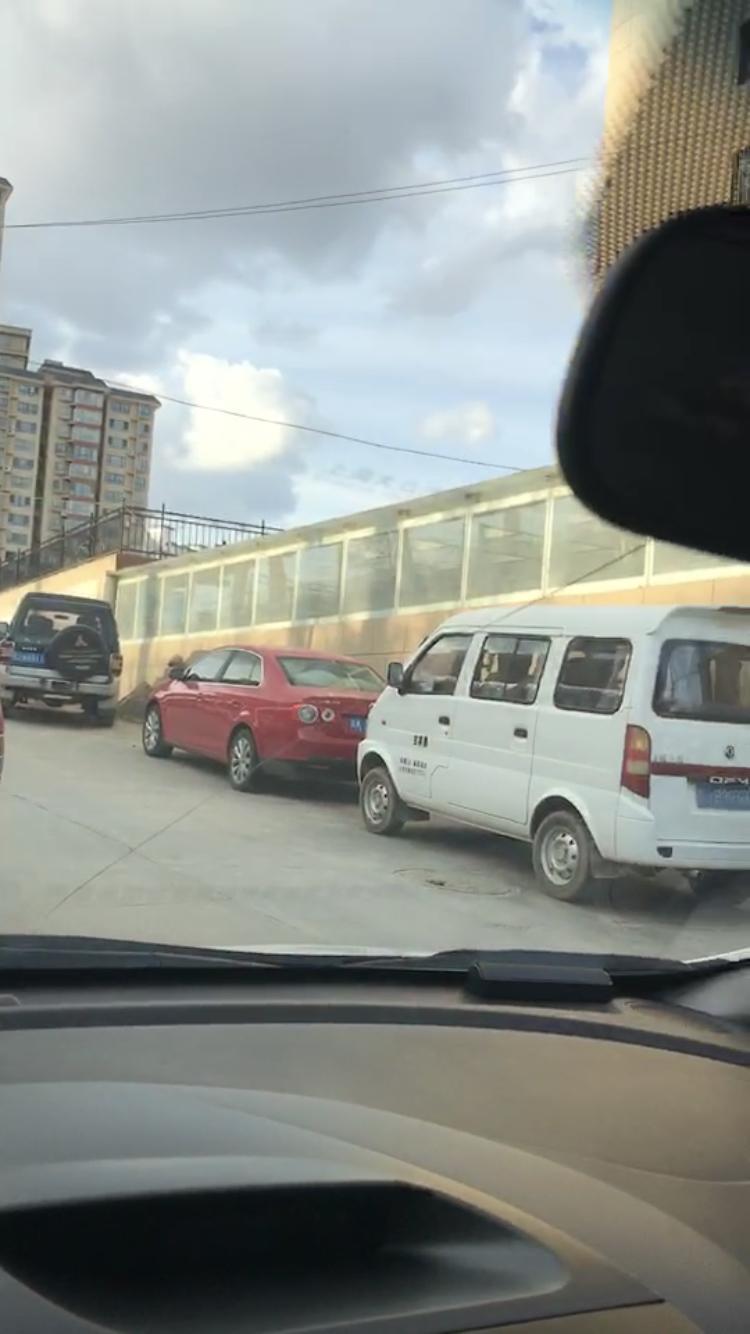 起亚k3-同一个院子的车，都拿水管冲车！别的车没事，我的K3洗完前挡风裂了，之前接触过洗车，也没见过玻璃这样次的，这点温差都能裂