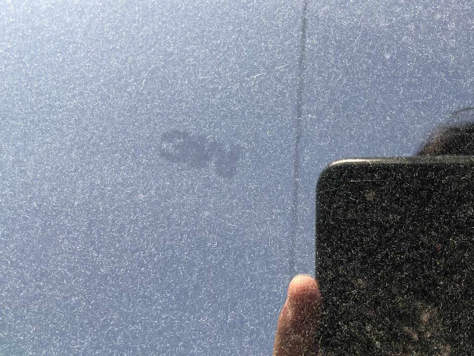 雷克萨斯rx-小弟7月中旬提了一辆老款的rx，我本人对车不是特别懂，提车的时候没有注意，在前挡风玻璃上有一个反着的大众和一汽的小标志，还有个反着的3m的小标志，因为很浅，正常开车不特意去看根本看不见，之前也发现了，但是粗线条没太去关注，今天被朋友问了一句，就觉得特别不是味儿，这不能是个事故车重新修的吧？求各位大佬知道的给说说，可能是啥情况！先谢谢了！