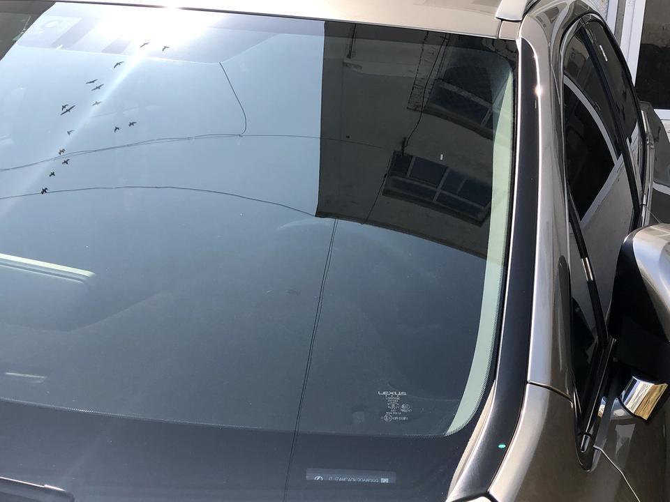 雷克萨斯rx-小弟7月中旬提了一辆老款的rx，我本人对车不是特别懂，提车的时候没有注意，在前挡风玻璃上有一个反着的大众和一汽的小标志，还有个反着的3m的小标志，因为很浅，正常开车不特意去看根本看不见，之前也发现了，但是粗线条没太去关注，今天被朋友问了一句，就觉得特别不是味儿，这不能是个事故车重新修的吧？求各位大佬知道的给说说，可能是啥情况！先谢谢了！