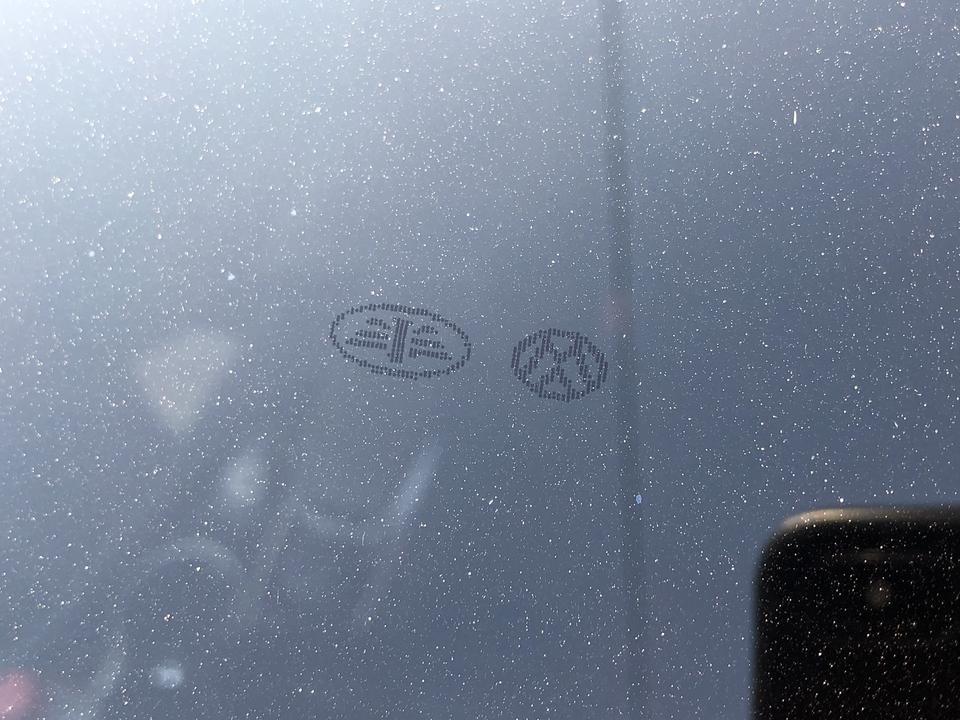 雷克萨斯rx-小弟7月中旬提了一辆老款的rx，我本人对车不是特别懂，提车的时候没有注意，在前挡风玻璃上有一个反着的大众和一汽的小标志，还有个反着的3m的小标志，因为很浅，正常开车不特意去看根本看不见，之前也发现了，但是粗线条没太去关注，今天被朋友问了一句，就觉得特别不是味儿，这不能是个事故车重新修的吧？求各位大佬知道的给说说，可能是啥情况！先谢谢了！