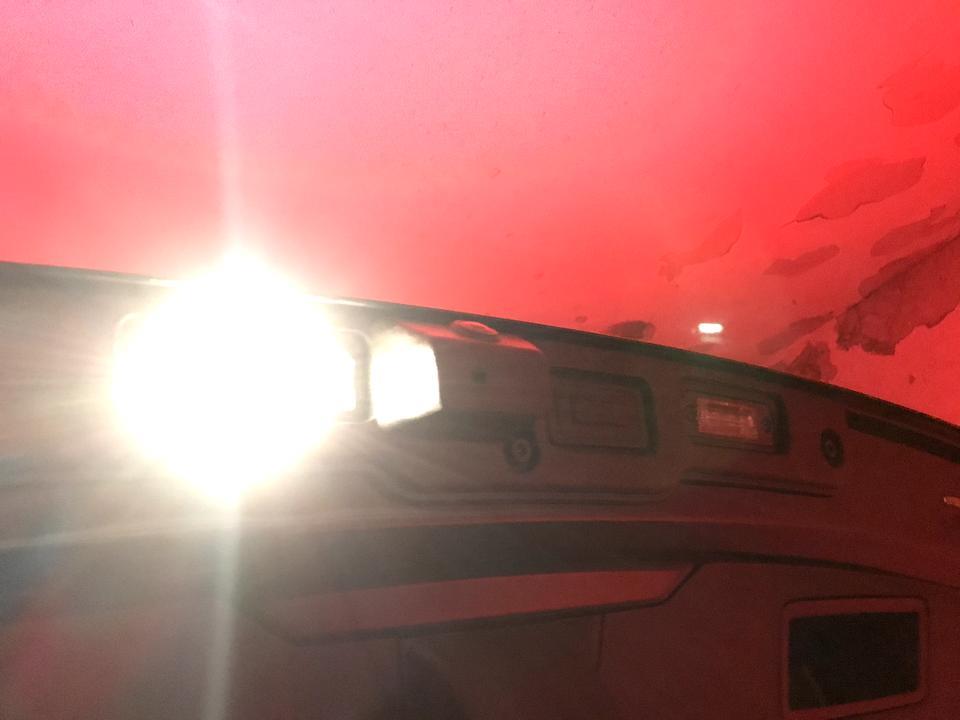 星途tx-购车不到3个月 牌照灯坏了一个  晚上拿螺丝刀卸下了螺丝还是弄不下来  有没有大神回答一下