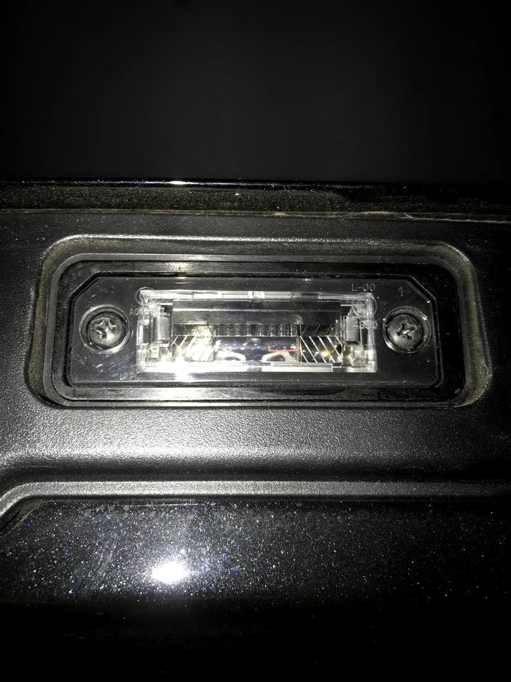 星途tx-购车不到3个月 牌照灯坏了一个  晚上拿螺丝刀卸下了螺丝还是弄不下来  有没有大神回答一下