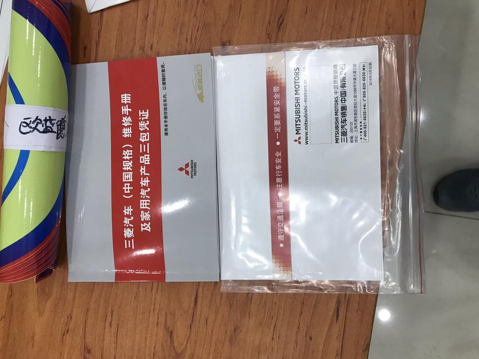 帕杰罗(进口)-说你们猜都猜到
我们问4s店经理 我说面写随车携带必须携带你们为什么给我们这个保手册 4s店经理说我们这手册做完首保才给我说那你刚才问我们要保手册 说给我们 让我们找 4s店经理说忘 忘 我能理解你们心情
他们就想让我知道有这个包手册后来走时候也没有给我这个包手册
用手相机拍张照片
过两天我再看漏漏油如果还漏油话哎没法
两个三保手册一个气囊三保手册一个车维权三保手册