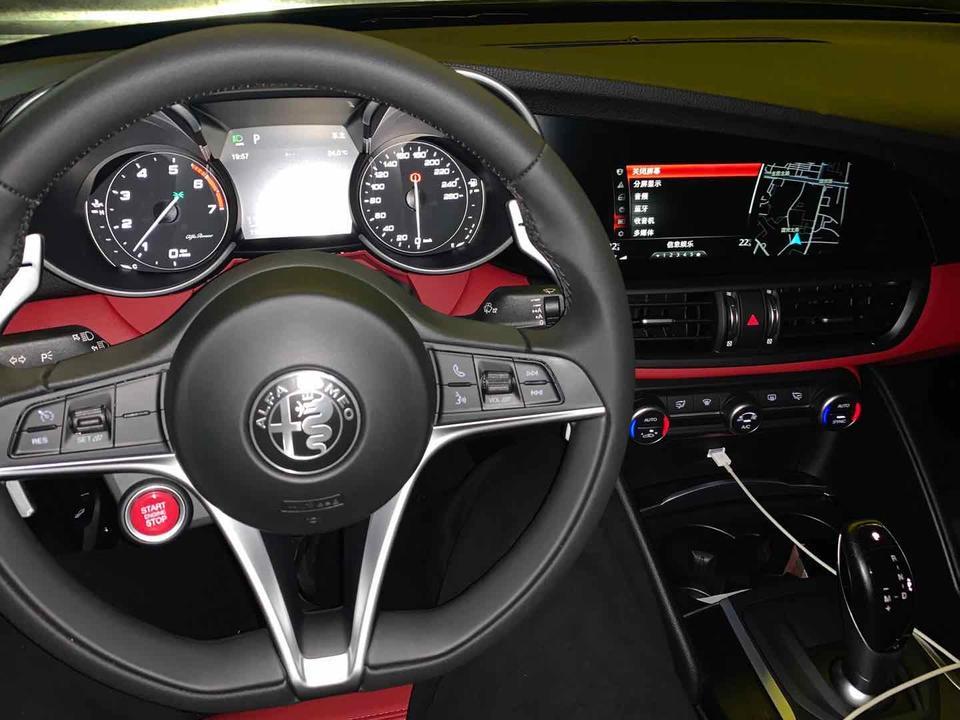 giulia-请问2019黑标的氛围灯在哪…能改色吗