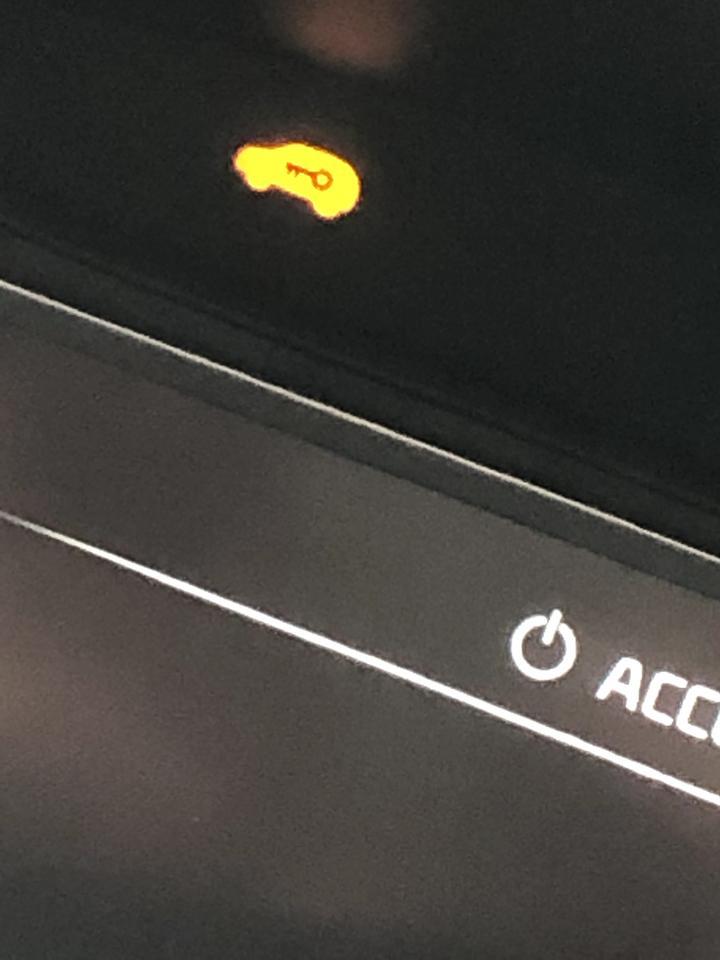 智跑-问一下，这个是什么意思呀？打起火就没了 ，光开电源会显示一下