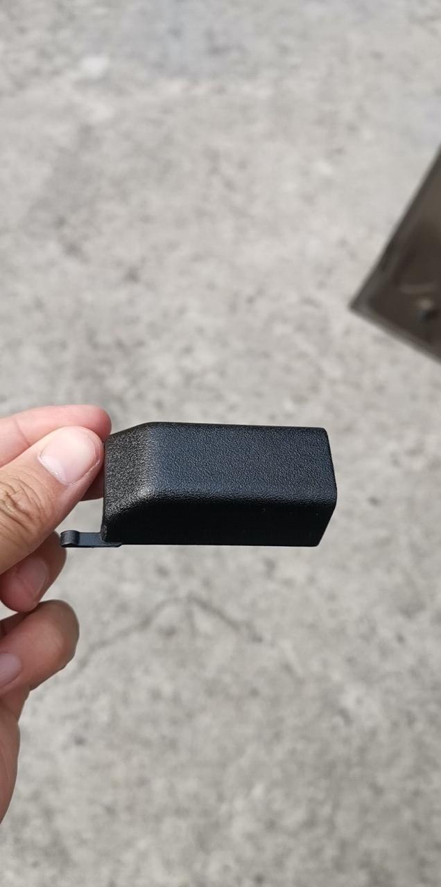 智跑-今天上车发现有个这个盖子在脚垫上，不知道装哪的，有知道的嘛？？