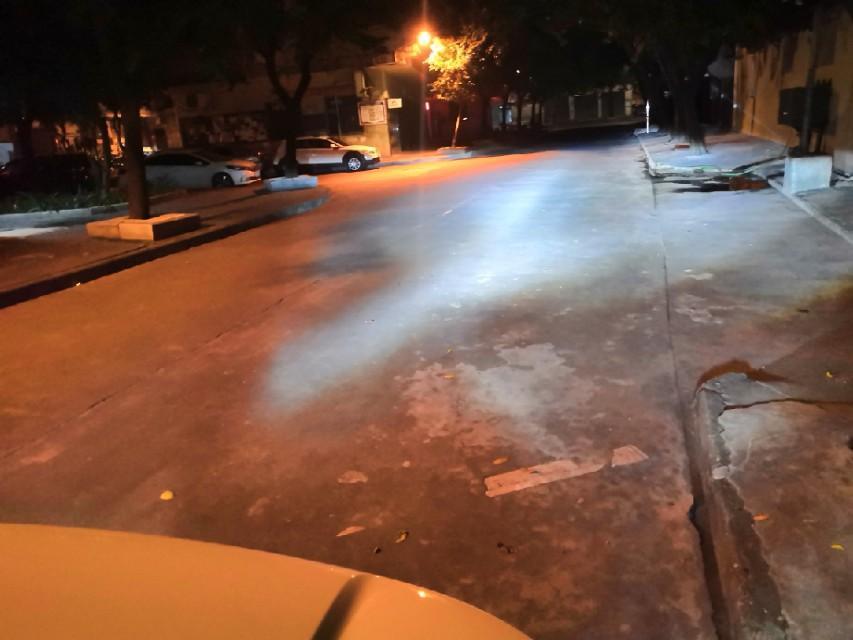 智跑-买相同型号9005 LED灯为什么装后不均匀，明显左边有灯柱，右边没有灯柱，但灯都能正常使用为什么？备注：我已经按要求位置灯直装