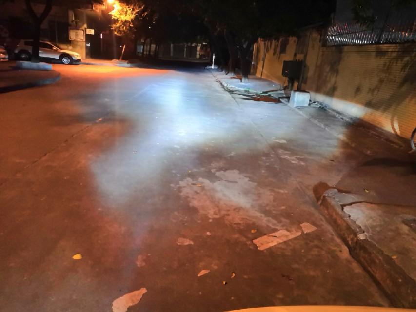 智跑-买相同型号9005 LED灯为什么装后不均匀，明显左边有灯柱，右边没有灯柱，但灯都能正常使用为什么？备注：我已经按要求位置灯直装