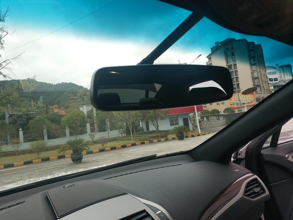 林肯mkz-请问大家的车都是装的哪种行车记录仪，带外漏线的吗？