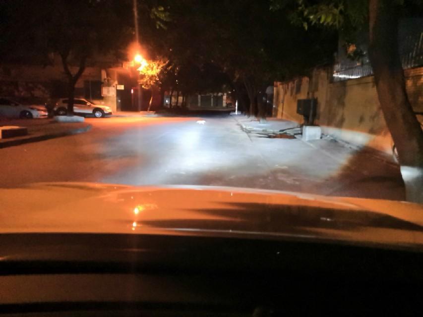 智跑-买相同型号9005 LED灯为什么装后不均匀，明显左边有灯柱，右边没有灯柱，但灯都能正常使用为什么？备注：我已经按要求位置灯直装