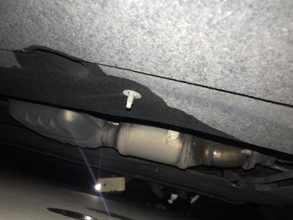 林肯MKZ驾驶室底部，装甲底盘开完车以后有一大片水渍怎么回事