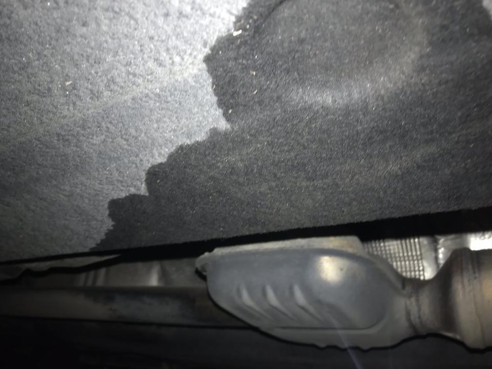 林肯MKZ驾驶室底部，装甲底盘开完车以后有一大片水渍怎么回事