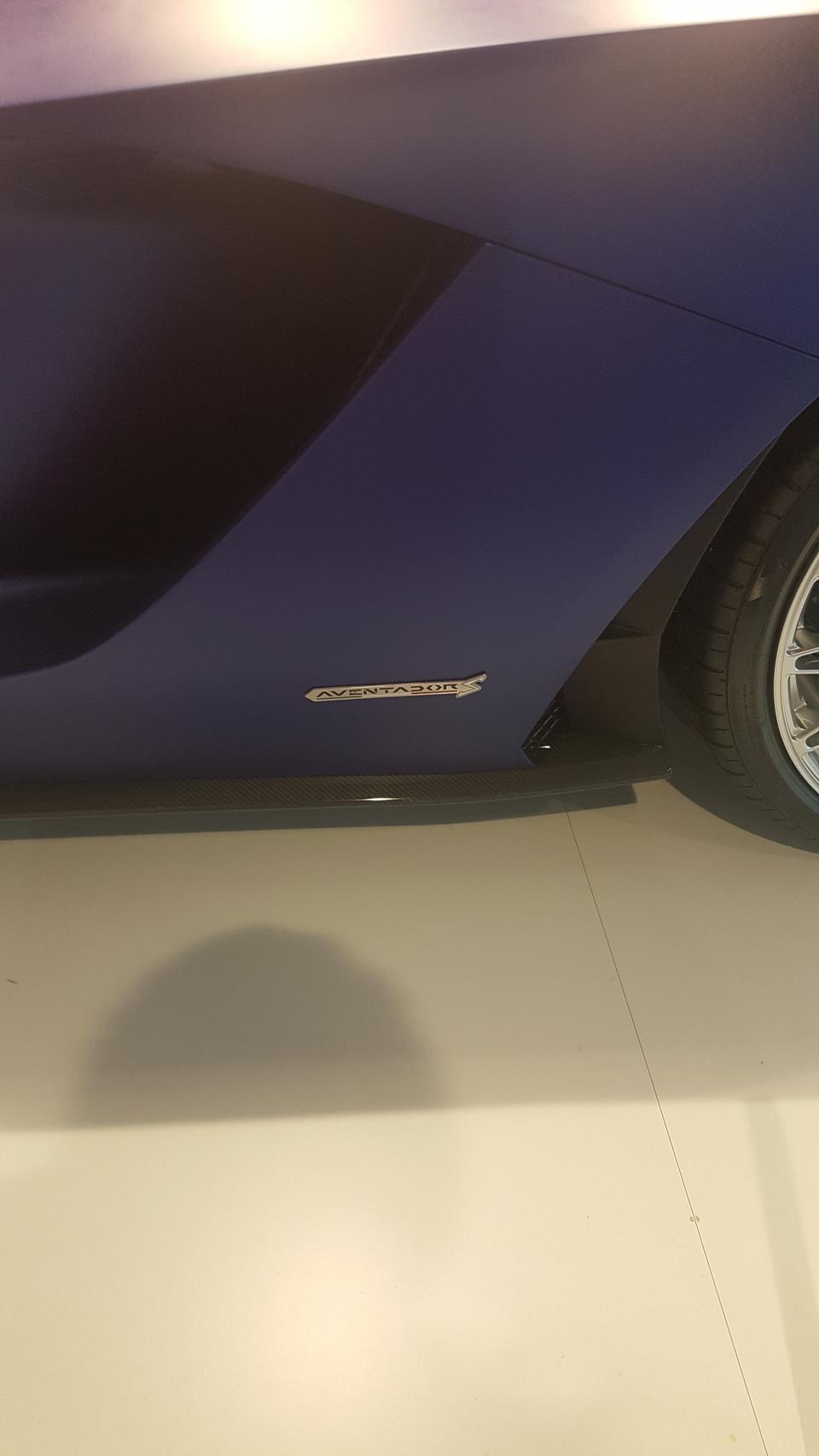 aventador-大家新年好，来点美车欣赏一下!!
车子是我今天下午，在苏黎世机场转机时看到的，觉得颜色不错就拍了几张希望大家能喜欢!!!
