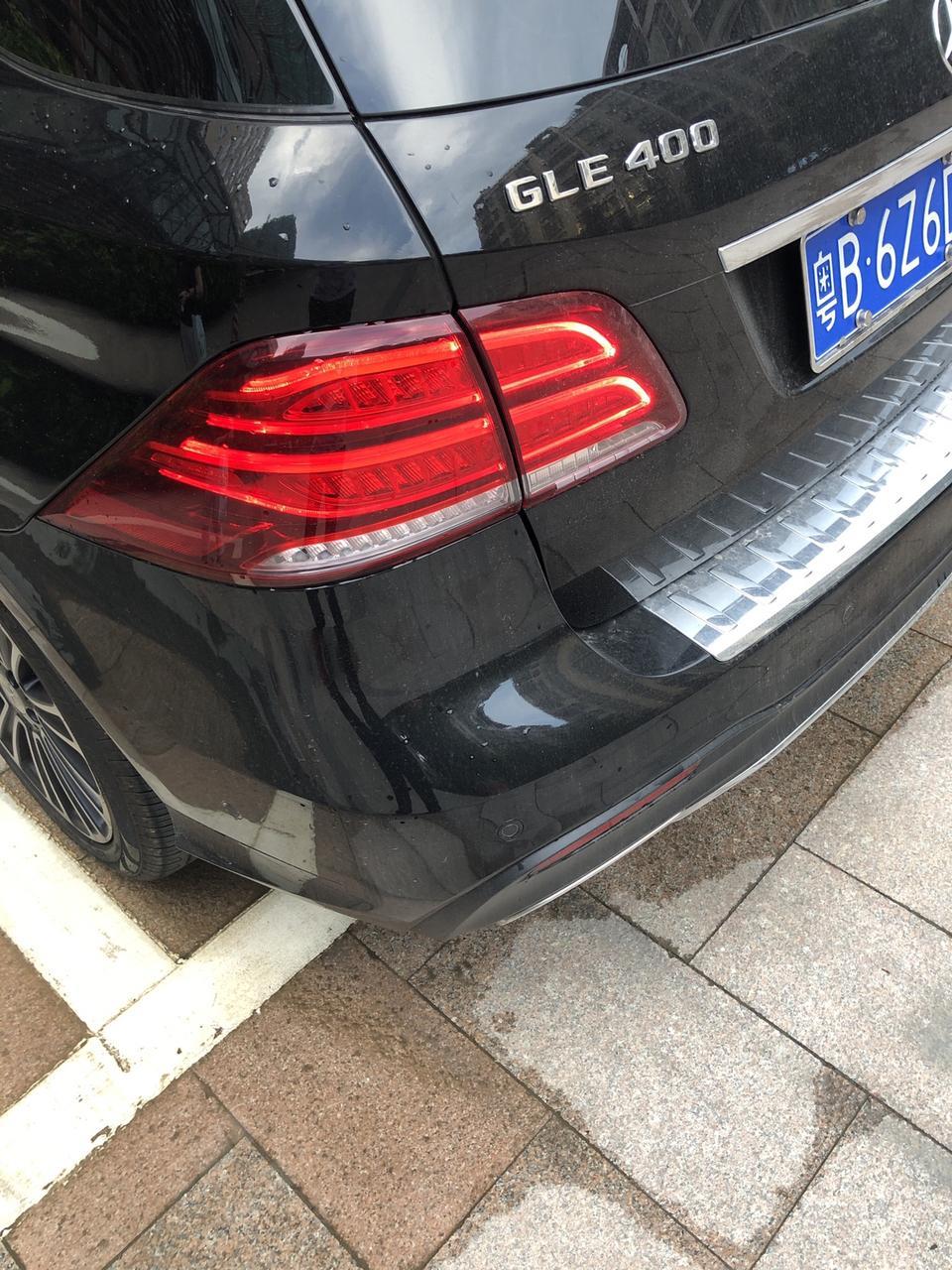 奔驰gle-GLE400的左后尾灯为什么老是亮着，车都熄火了。