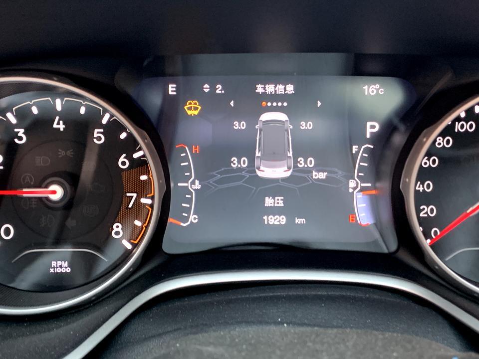 新手小白上路，求老司机指点。2019款指南者1.3T自动家享炫酷版，启动发动机日间行车灯不亮，需要打示廓灯才行。还有胎压启动就是3.0跑一会就变成3.2了。求大神告知困惑。