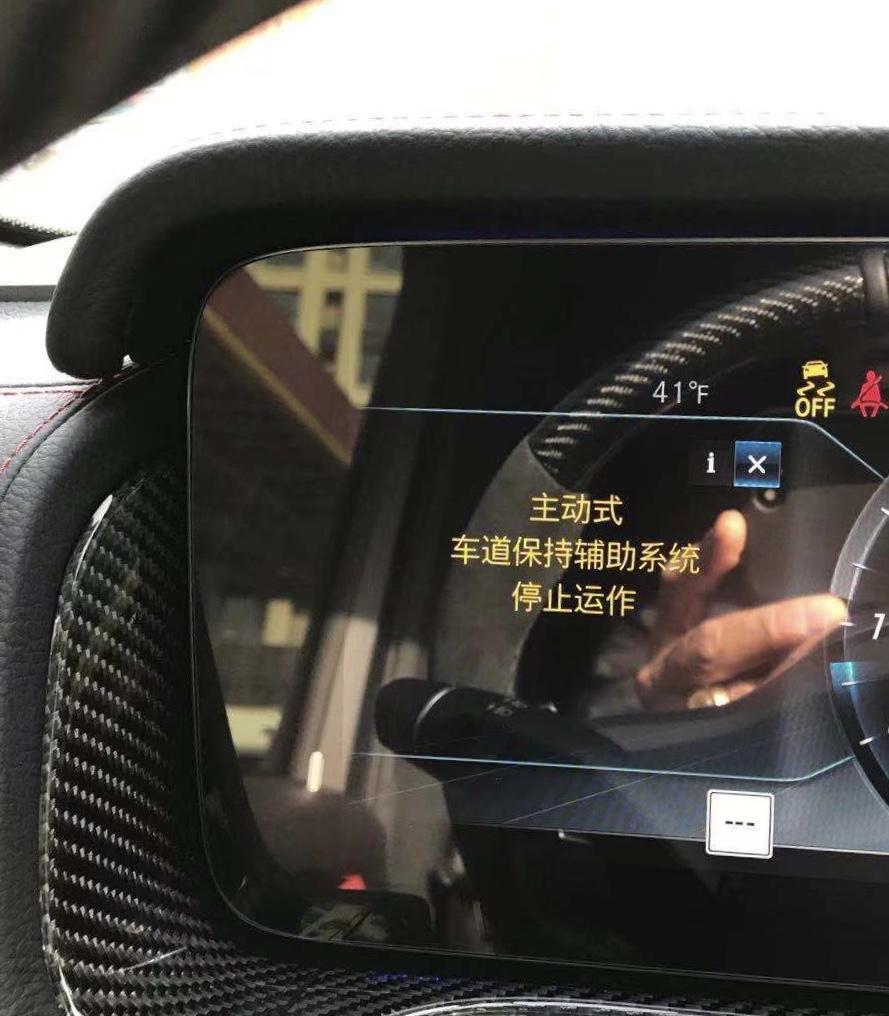 奔驰g级amg-刚买的新车。停了两个月没开，回来后启动跑了一会就出现这个情况，熄火后重新点火又好了，开一段时间又好了。请问是怎么回事？