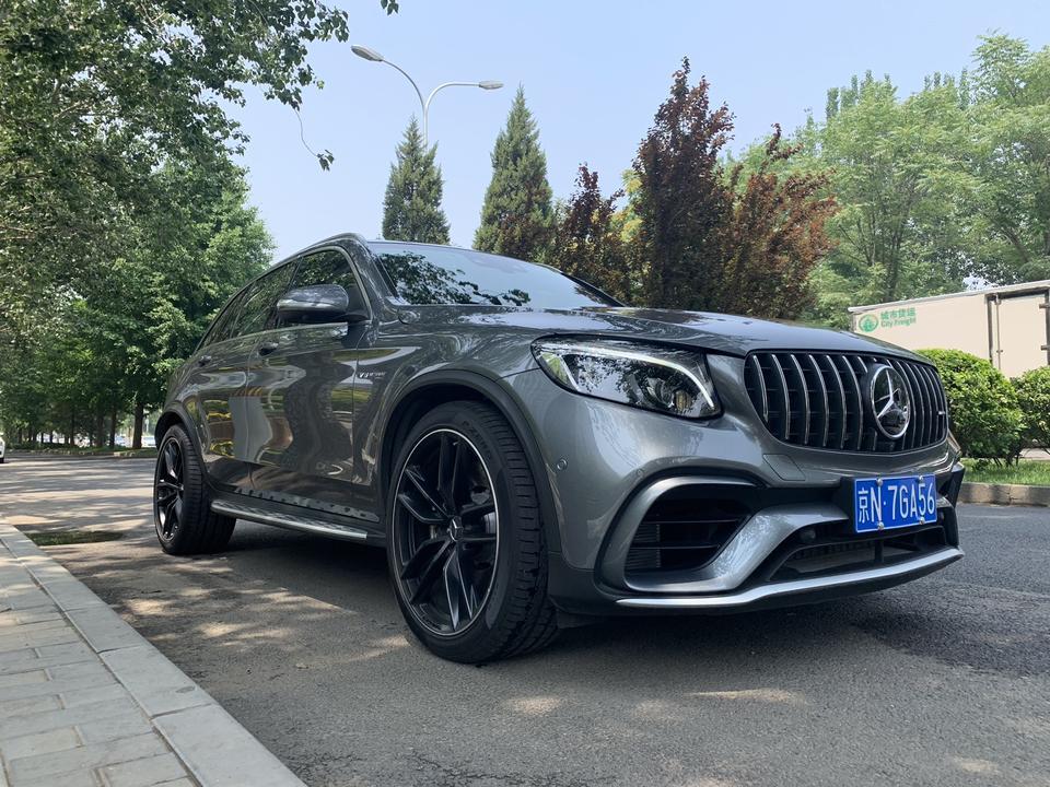 奔驰c级amg-是旅行还是城市级别suv？

理性分享下选车心理状态……lz一直是小众车主……现在想在更换a4allroad……一直喜欢6缸，这是前提。梦想c63旅，或者e400旅，就是没有……

2018年11月的广州车展之后一直朝思暮想amg c43旅……

上市拖了6个月……65.38……

2019年5月要加价买……只有一个配置一个颜色，benz迷一样的操作……

主要是，其他车型选配的桶装座椅，这车标配……我还有一位老父亲需要开这个车……最终因为加价提车这事搁浅了……

2019年6月c43旅不