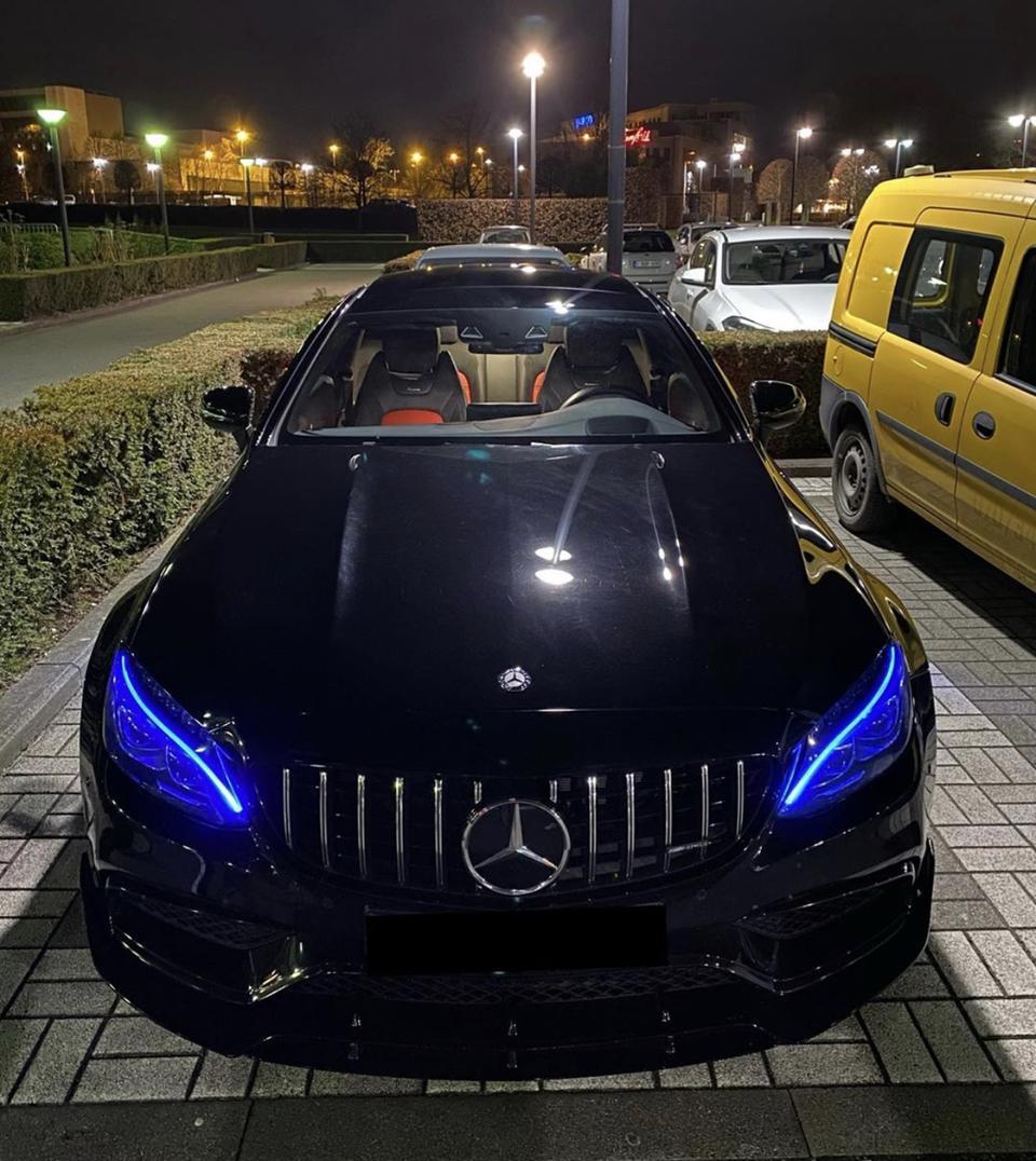 奔驰c级amg-问下万能圈 本人20岁 之前就很喜欢c63 18岁出来工作到现在存了点积蓄能交上首付，听说c63换代要变四缸了，问下这个消息是属实吗？有没有大哥能科普一下买这车选配方面要有什么注意的，感谢?