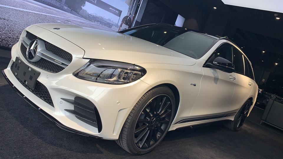 奔驰c级amg-是旅行还是城市级别suv？

理性分享下选车心理状态……lz一直是小众车主……现在想在更换a4allroad……一直喜欢6缸，这是前提。梦想c63旅，或者e400旅，就是没有……

2018年11月的广州车展之后一直朝思暮想amg c43旅……

上市拖了6个月……65.38……

2019年5月要加价买……只有一个配置一个颜色，benz迷一样的操作……

主要是，其他车型选配的桶装座椅，这车标配……我还有一位老父亲需要开这个车……最终因为加价提车这事搁浅了……

2019年6月c43旅不