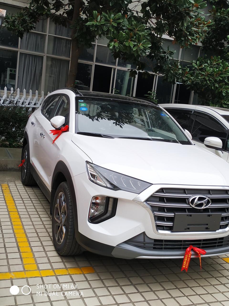 我的2019途胜时尚版刚买几天也不懂车，开车时不用搬动电子手刹就可以走，是正常还是不正常也不知道