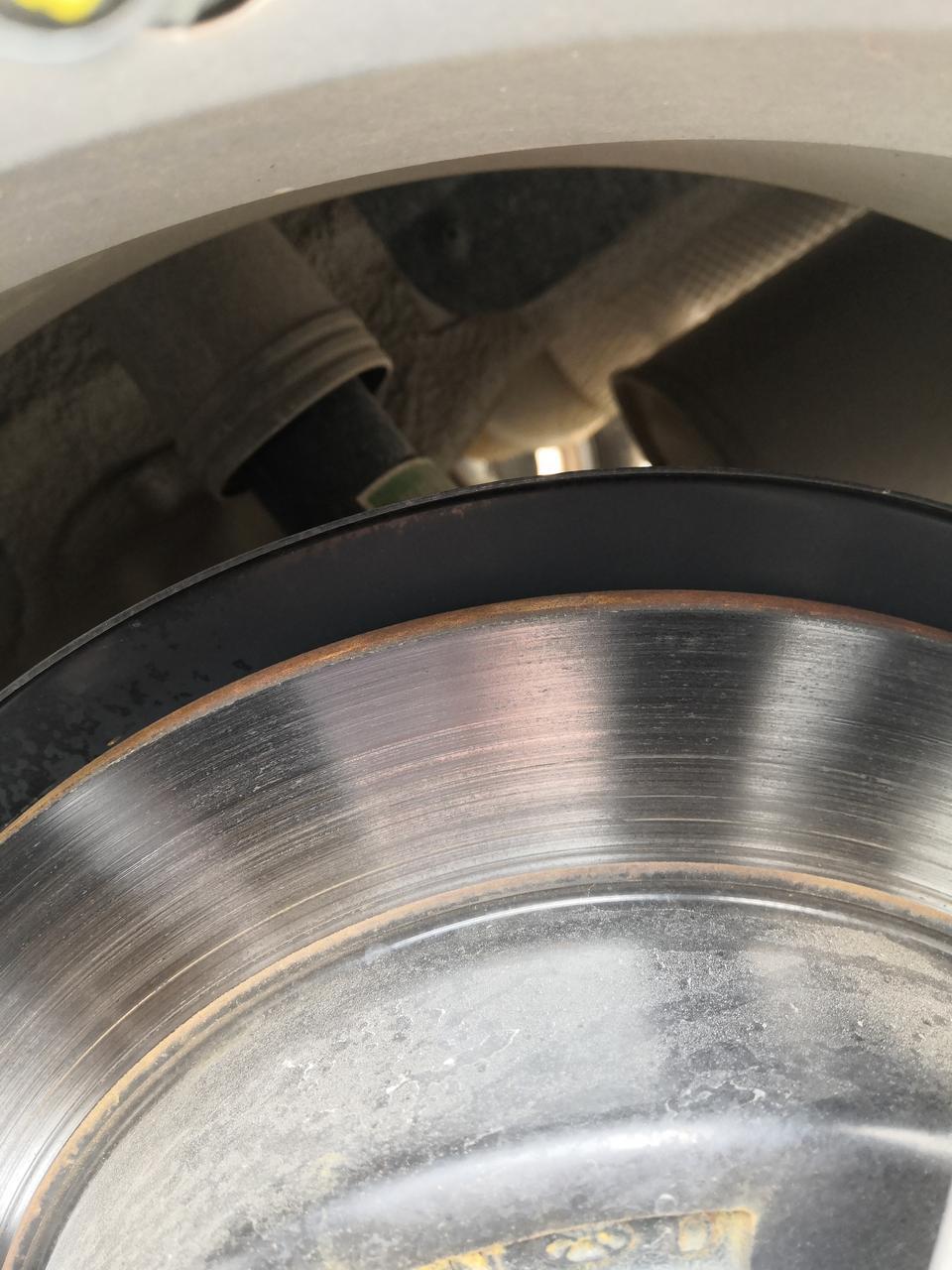 艾瑞泽5-各位车友请问下这刹车盘刹成这样正常吗？手去摸都感觉到有点槽，才1000多公里的新车，4s店居然说正常，还说几天没开了是这样，还说我开车不要老踩刹车，难道我是一直踩着刹车走的吗？还是说不管前面有什么直接撞上去？两后轮的刹车盘都这样，请问下各位车友这样要换吗？可不可以要求4s换掉呢？一直这样用下去会有什么影响吗？请各位经验丰富的车友给点建议，谢谢
