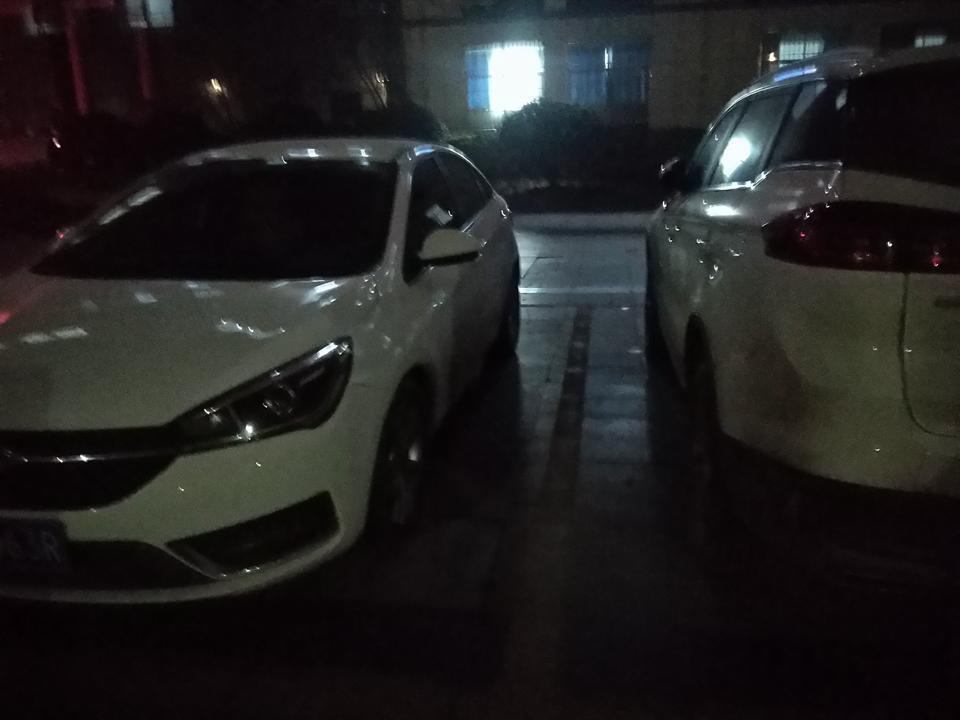 艾瑞泽5-我的车在医院车位上没动，对方车停我车位旁边，对方后方乘客开门时用力过大导致车门撞我的车，撞了一个凹洞大概给大手指甲那么大，还有两条划痕，对方拒赔，打报警电话，警察说要拖车做事故认定，感觉是小问题不想被拖车，请问我该怎么办！最后一张图是对方车撞的痕迹！