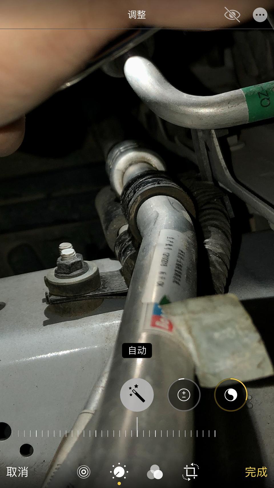 艾瑞泽5-艾瑞泽ex发动机仓里这个位置好像有漏油漏水的现象正常吗？