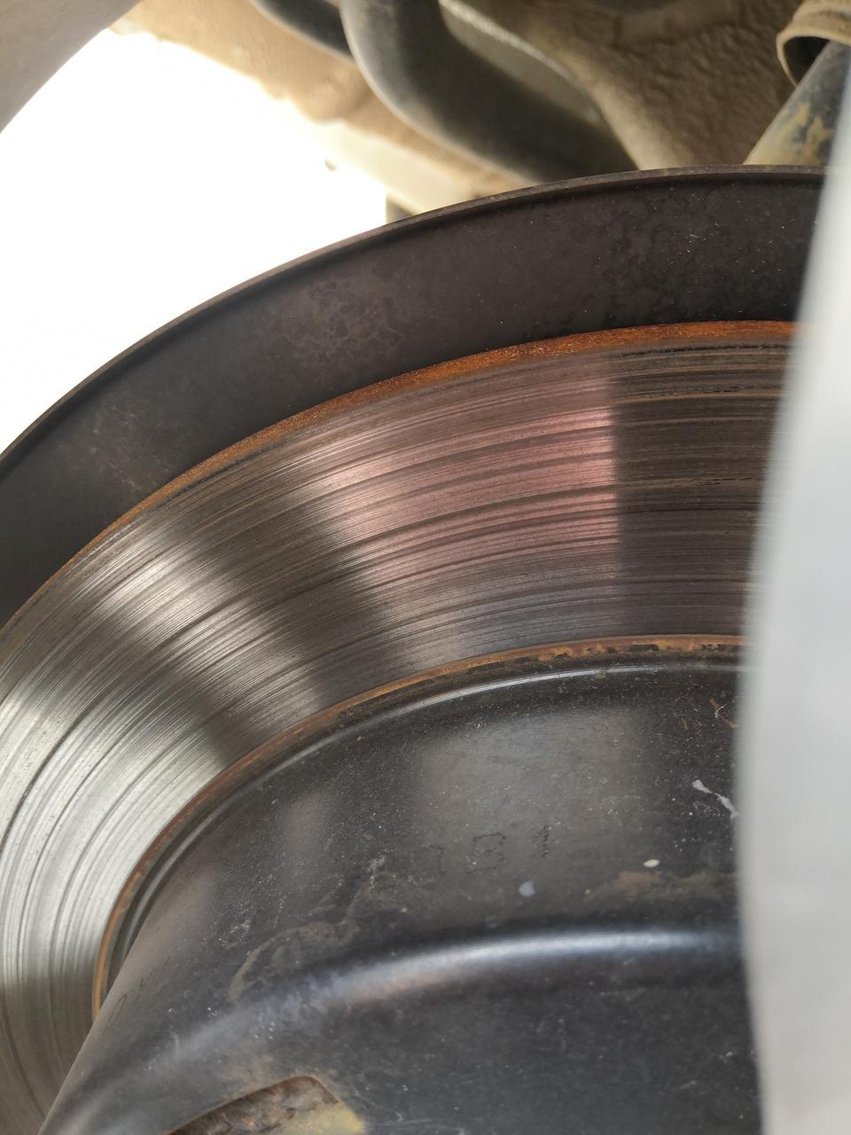 艾瑞泽5-各位车友请问下这刹车盘刹成这样正常吗？手去摸都感觉到有点槽，才1000多公里的新车，4s店居然说正常，还说几天没开了是这样，还说我开车不要老踩刹车，难道我是一直踩着刹车走的吗？还是说不管前面有什么直接撞上去？两后轮的刹车盘都这样，请问下各位车友这样要换吗？可不可以要求4s换掉呢？一直这样用下去会有什么影响吗？请各位经验丰富的车友给点建议，谢谢