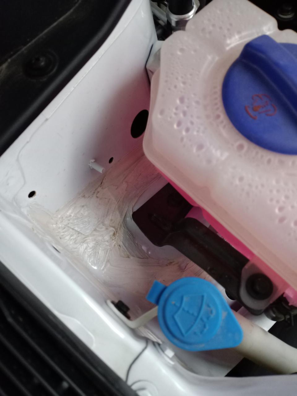 艾瑞泽5-这瓶红色的是玻璃水吗