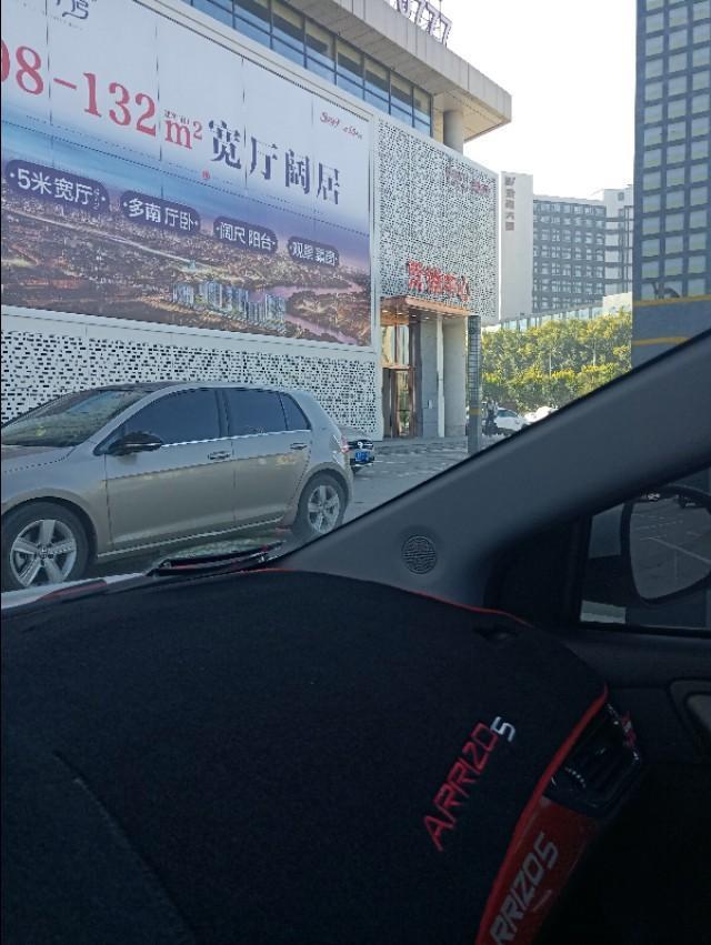 艾瑞泽5-请问对面那个车停车合理么？