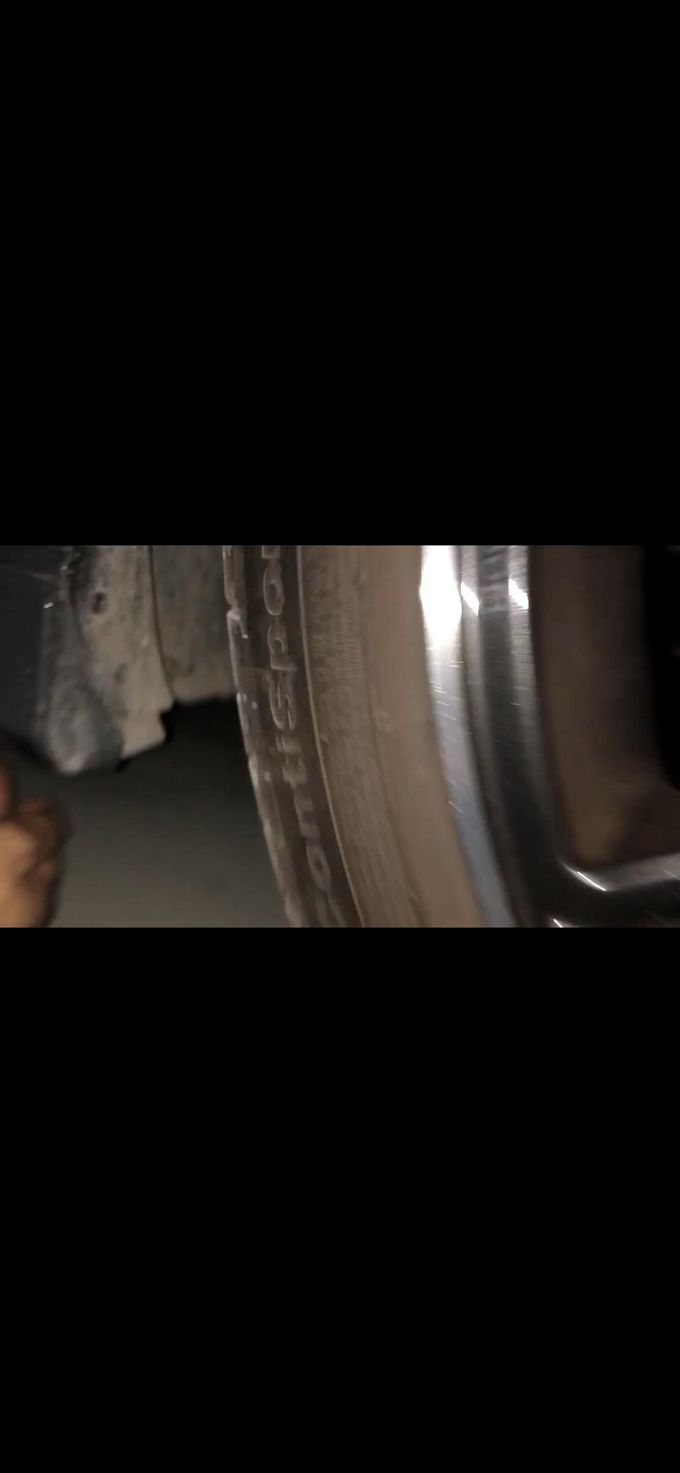 奥迪s3-各位车友 我这款是2019的S3 前轮底盘这块我手拧的位置可以来回扭动 两边都是这个情况 是正常的吗 请教一下各位 之前问过售后说是正常 但我还是有点担心呀