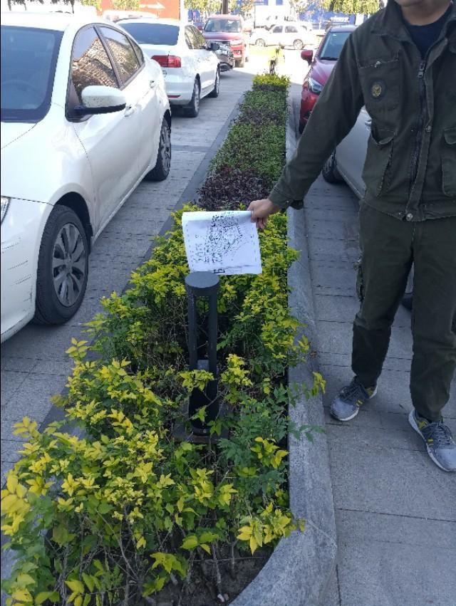 艾瑞泽5-车离花坛隔离带30公分停车最合理，但是会不会刮车门呢？
