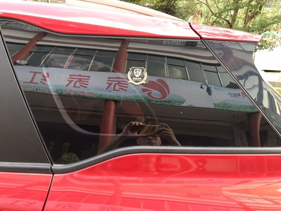 宝骏530手舒版D柱那个圈怎样才能遮住，让悬浮式车顶的感觉更强烈些