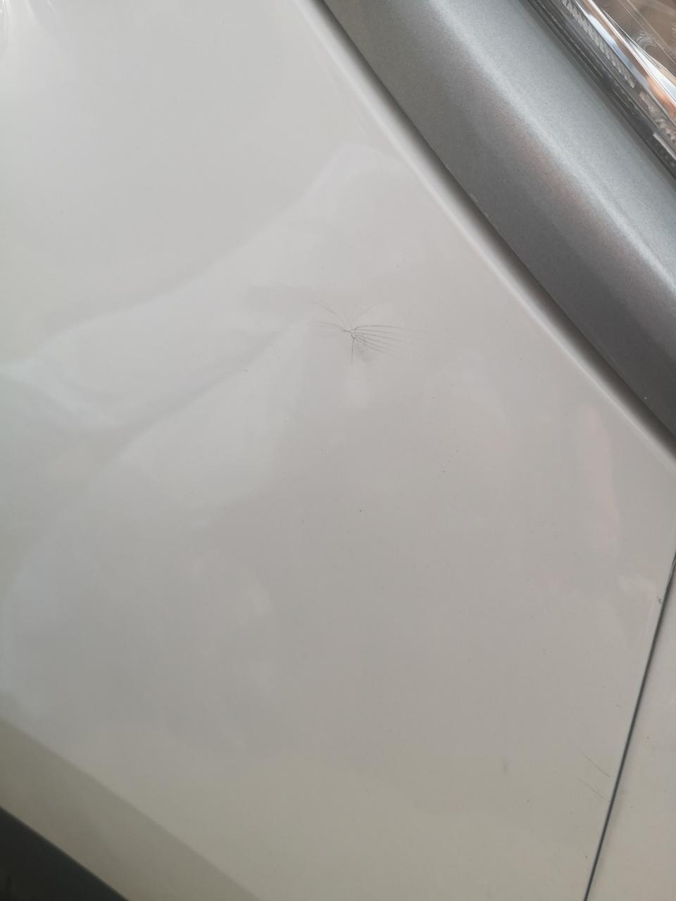 宝骏530-蹭了一下，有裂纹了。新车。是喷漆，还是贴个贴纸遮挡一下！大神给个建议！就怕影响表面漆