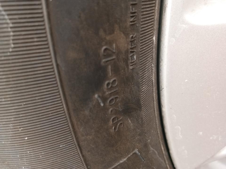 请问宝骏530刚买几天就刮伤轮胎，有裂纹，，对安全有影响吗？需不需要更换轮胎？