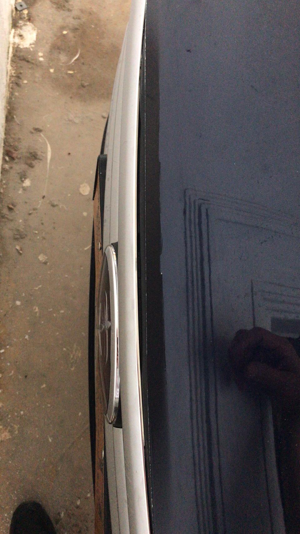 宋max-停车不小心轻轻的撞墙了，前引擎盖凹了一点，车漆裂了，嘴巴最下面那条杠车漆也掉了，新车，不知道维修要多少钱，是走保险还是自费？求大神告知