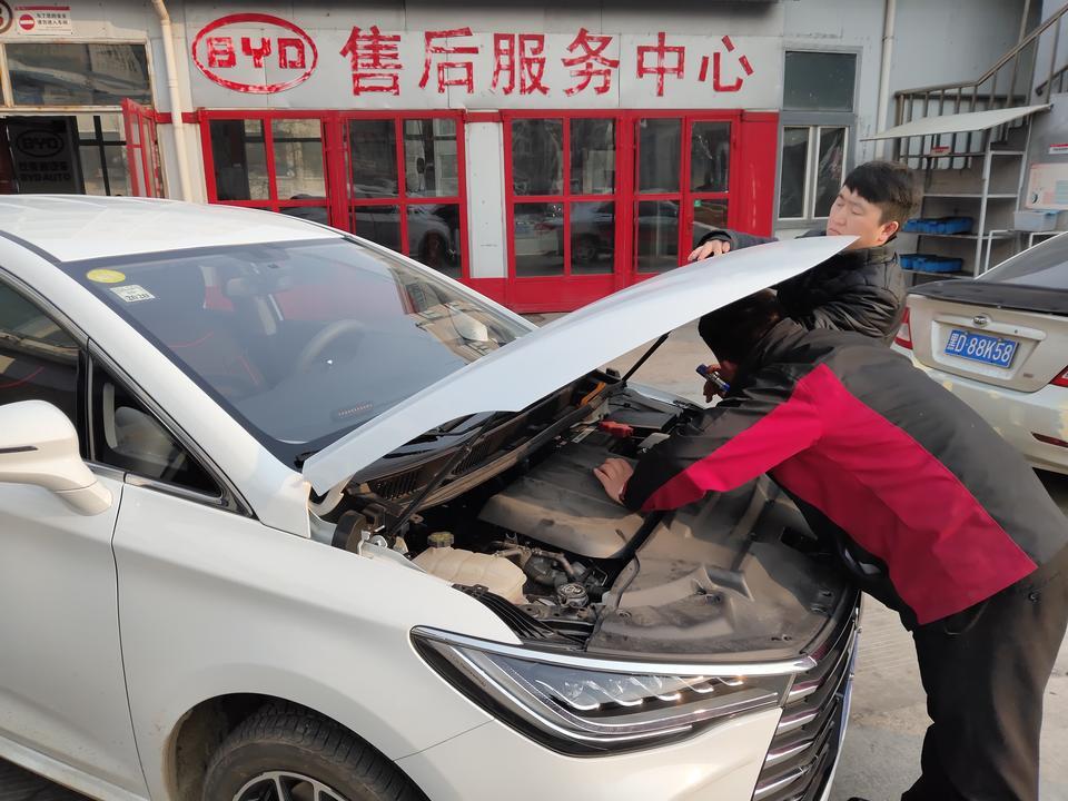 宋max-说说这车，给要买车的朋友点参考，18年6月手动豪华，总体还行，车很厚实，关下车门你就能感受到，主要奔着颜值去的，问题也不少，油耗高，车漆薄，冷车起步踩离合转速不稳定，能飚到1800左右，倒车的时候很尴尬，音响偶尔发出刺耳的声音，中控倒车影像卡顿，还有一个别的车友没有的问题，就是我的车机盖莫名其妙的鼓了两个包，过年的时候鼓了一个，前两天又鼓了一个，没有磕碰，4S店也看了，非人为，要给我重新喷漆，没同意，售后服务不咋地，有图有真相，希望国产品牌能越做越好，改进服务质量。