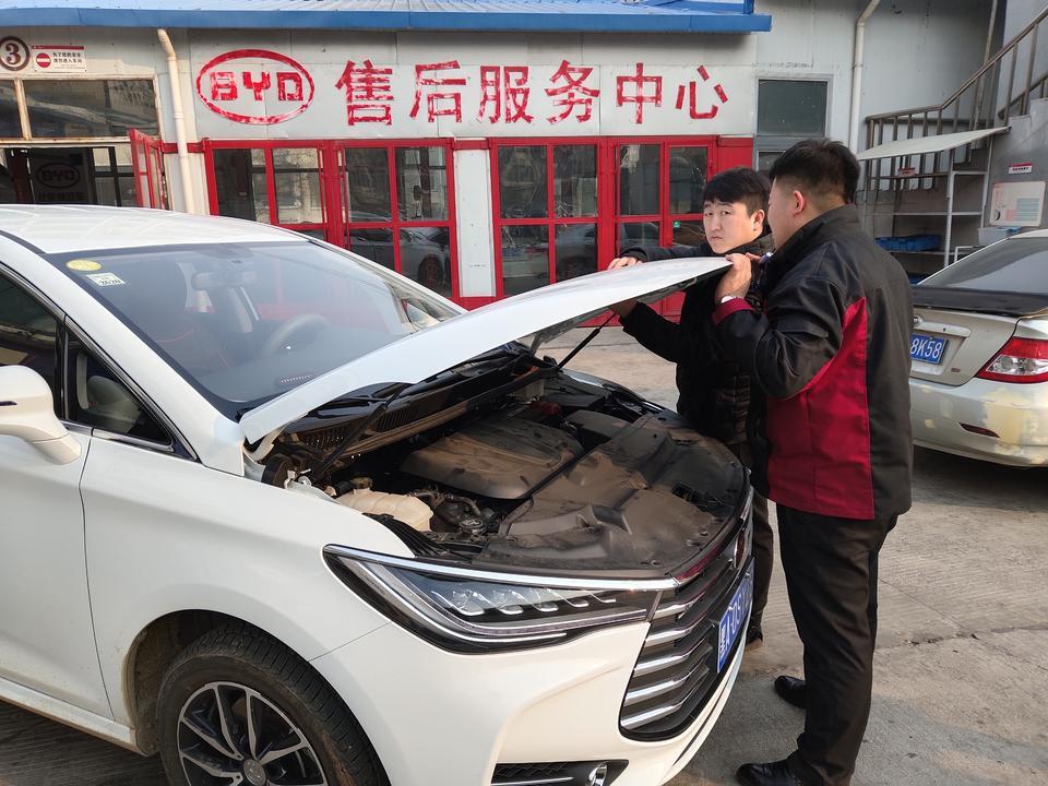 宋max-说说这车，给要买车的朋友点参考，18年6月手动豪华，总体还行，车很厚实，关下车门你就能感受到，主要奔着颜值去的，问题也不少，油耗高，车漆薄，冷车起步踩离合转速不稳定，能飚到1800左右，倒车的时候很尴尬，音响偶尔发出刺耳的声音，中控倒车影像卡顿，还有一个别的车友没有的问题，就是我的车机盖莫名其妙的鼓了两个包，过年的时候鼓了一个，前两天又鼓了一个，没有磕碰，4S店也看了，非人为，要给我重新喷漆，没同意，售后服务不咋地，有图有真相，希望国产品牌能越做越好，改进服务质量。
