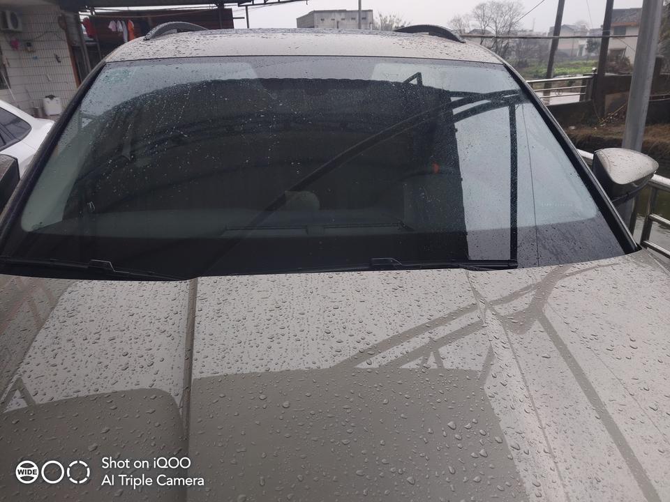 柯迪亚克-科迪亚克标准版有感应雨刷吧！
怎么开启的？
刚刚雨下的不小让他怎么不自动开启呢？