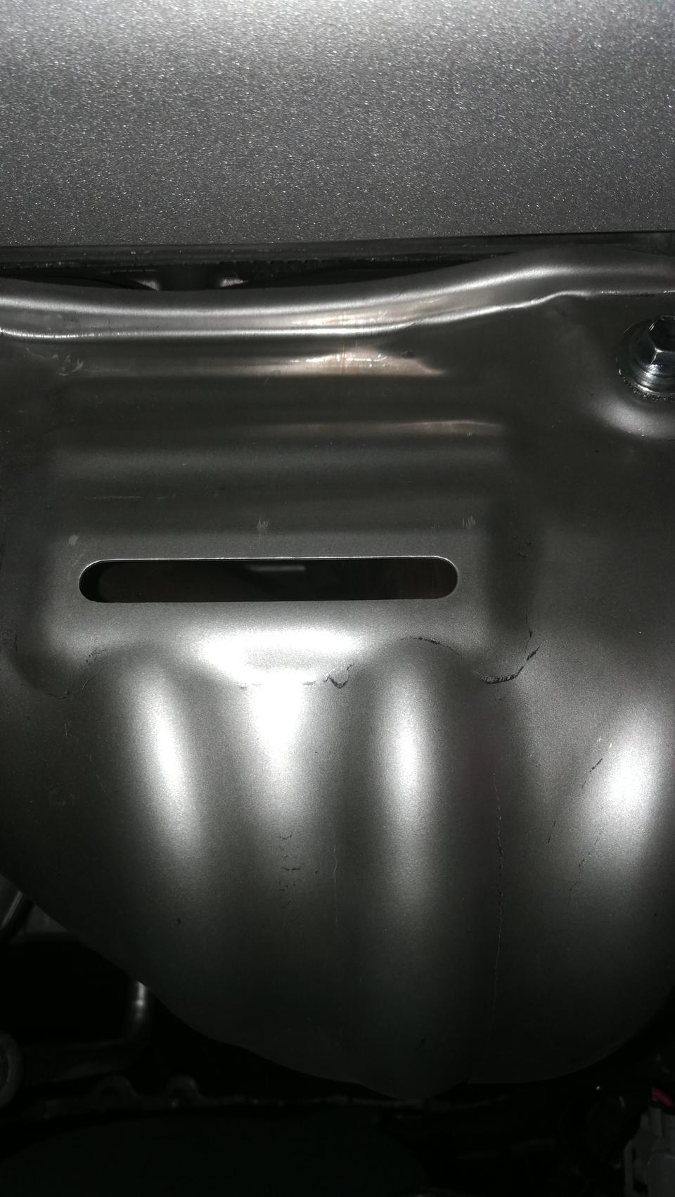 雷克萨斯nx-请问新车NX300h发动机下面这个盖子为啥看起来像修补过的？提车那天有看到。销售也带我去看展厅的同款车，也是这样，连痕的位置以及凹陷下去的位置都是一样的。