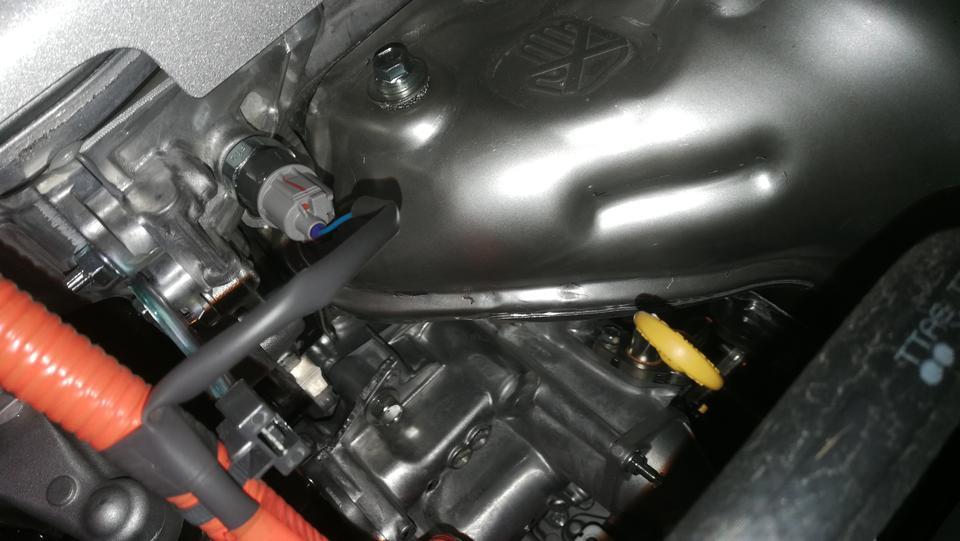 雷克萨斯nx-请问新车NX300h发动机下面这个盖子为啥看起来像修补过的？提车那天有看到。销售也带我去看展厅的同款车，也是这样，连痕的位置以及凹陷下去的位置都是一样的。