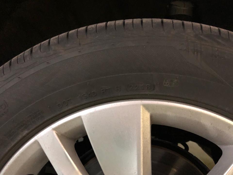 我是10月15日晚上提的柯迪亚克5U新车，因为是工作日到处都堵车就直接回家了，结果第三天开到高速试车，发现70迈左右前排座椅颤抖严重（方向盘不抖），超过80或低于60都不抖，后来找到4s店开始拖延不给解决，说让回去磨合，后来用了点儿方法，让他们换了试驾车的轮胎上去检测，果然换了轮胎就不抖了。之后他们说要向厂家申请换新轮胎，要等一段时间，然后到现在了也没给换，前几天要了轮胎的出厂周期，还说厂家同意了，但也没有订货单什么的……本周一刚刚验完车，牌子还没下来，也不知道之后4s店会不会赖账，还有人说打400投诉，