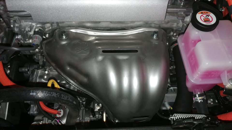 雷克萨斯nx-请问新车NX300h发动机下面这个盖子为啥看起来像修补过的？提车那天有看到。销售也带我去看展厅的同款车，也是这样，连痕的位置以及凹陷下去的位置都是一样的。