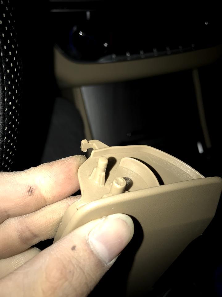 宝骏730阅读灯的眼镜盒坏了要换整个么？