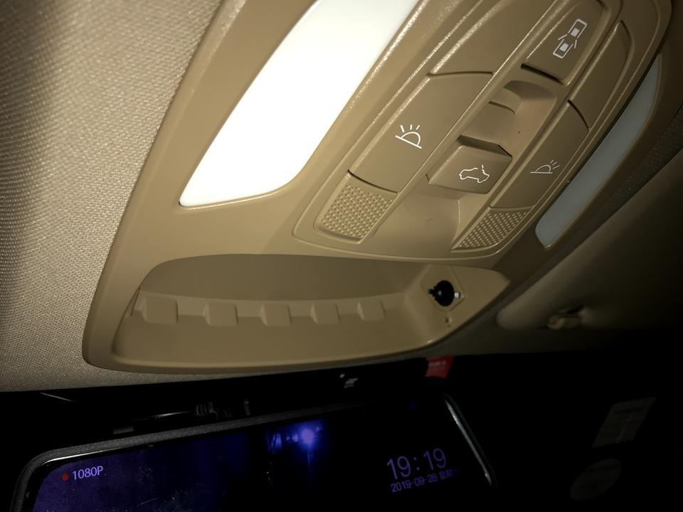 宝骏730阅读灯的眼镜盒坏了要换整个么？